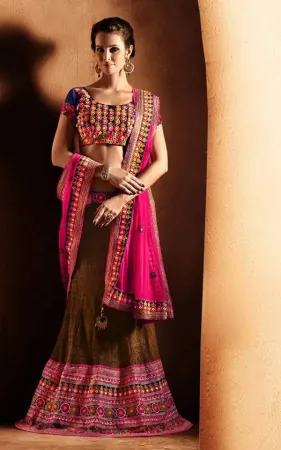 https://radhedesigner.com/images/thumbs/000/0006164_indian-designer-wedding-party-wear-lehenga-cholicholi_450.webp