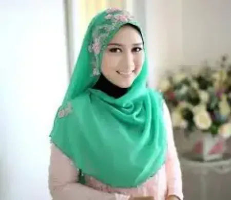 https://radhedesigner.com/images/thumbs/001/0019797_chic-square-neck-lace-embroidery-floral-caps-hijab-islhijab_450.webp