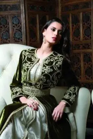 https://radhedesigner.com/images/thumbs/002/0028022_elegant-khaleeji-thobe-with-exclusive-hand-made-embroid_450.webp