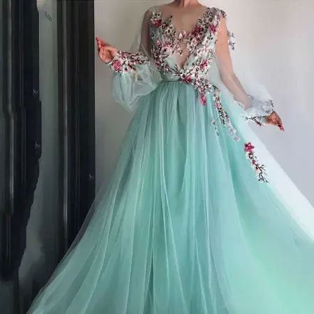 https://radhedesigner.com/images/thumbs/004/0041206_party-gowns_450.webp