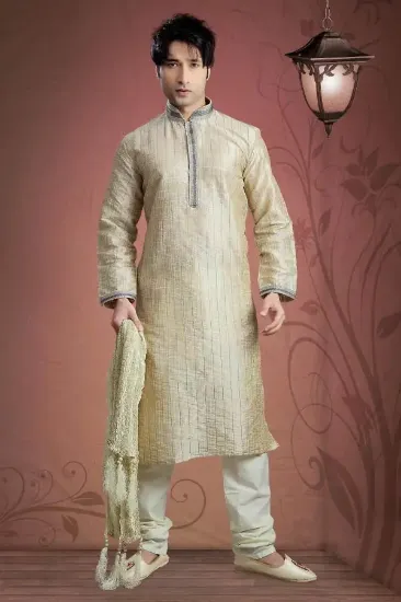 Picture of indian traditional wedding party wear pakistani cream m